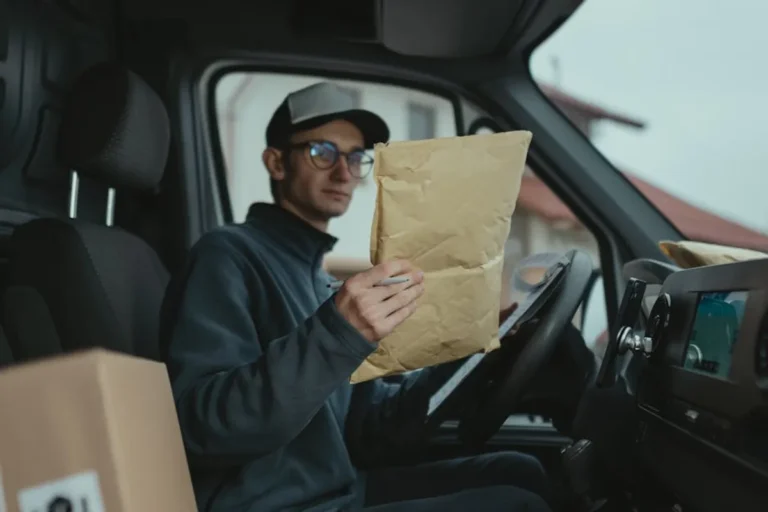 How Logistics Tracking Improves Customer Experience